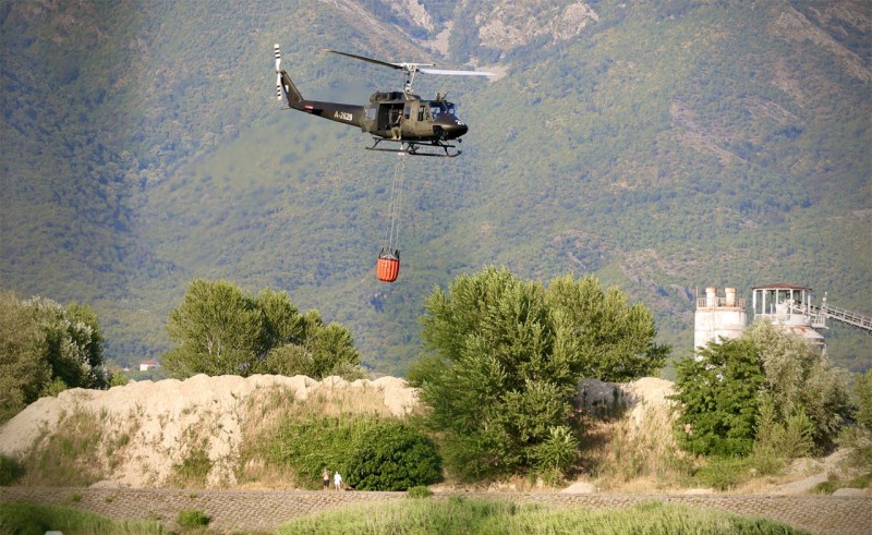 Helikopter Oru anih Snaga BiH Na Po ari tu Iznad Mostara Vatrogascima helikopter-oru-anih-snaga-bih-na-po-ari-tu-iznad-mostara-vatrogascima