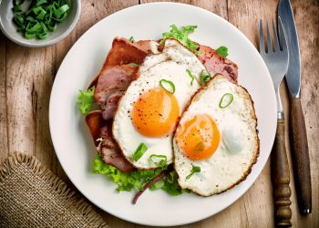 Kako ispeći savršena jaja na oko pomoću poklopca?