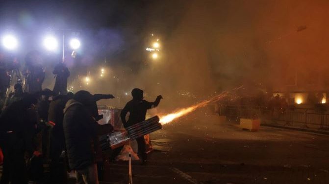 Na protestu opozicije u Tirani povrijeđeno 16 policajaca