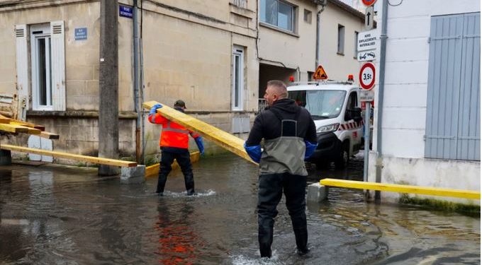 Evakuacija gradova i crveno upozorenje u tri departmana u Francuskoj zbog poplava