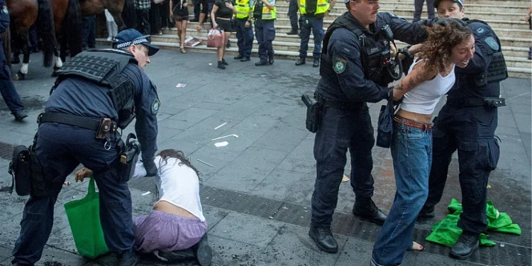 Veliki protesti u Sydneyju zbog dolaska predsjednika Izraela, scene nemira s policijom su brutalne