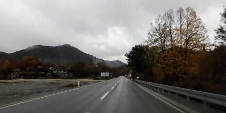 Stanje na putevima u BiH: Saobraća se po mokrom i klizavom kolovozu