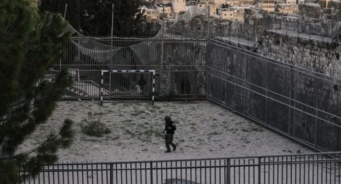 Iran gađao centralni Izrael balističkim raketama, registrovano nekoliko udara