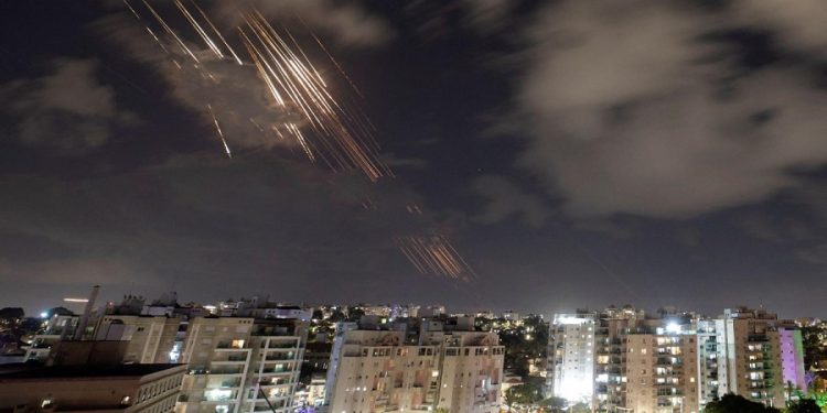 Izrael jutros žestoko gađao Bejrut i Teheran, u Dubaiju sirene zbog potencijalnog raketnog napada