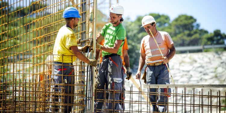 Sve veća potreba za stranim radnicima u BiH, najtraženiji konobari, kuhari, čistači, tesari..