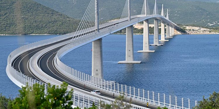 Pojavile se pukotine na Pelješkom mostu: Iz Hrvatskih cesta tvrde da ništa nije ozbiljno, sve će sanirati Kinezi