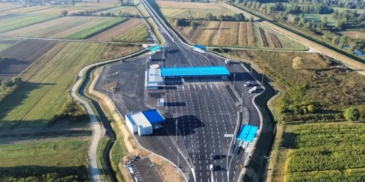 Bh. privreda gubi milione KM zbog neotvaranja novog GP Gradiška: Nepovratni sati čekanja i za građane