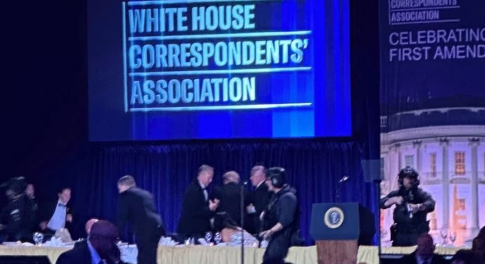 Tramp evakuisan tokom večere sa dopisnicima Bijele kuće – čuli se pucnji, pogođen tajni agent