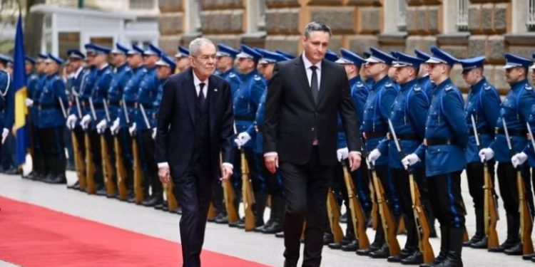 Austrijski predsjednik dočekan uz vojne počasti ispred Predsjedništva BiH, sastao se s Bećirovićem i Komšićem