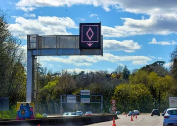 Novi znak na autoputevima u Francuskoj zbunjuje vozače: Evo šta znači bijeli romb