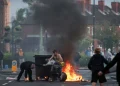 Veliki antimigrantski protesti u Belfastu, demonstranti pale vozila i zgrade