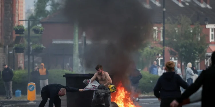 Veliki antimigrantski protesti u Belfastu, demonstranti pale vozila i zgrade