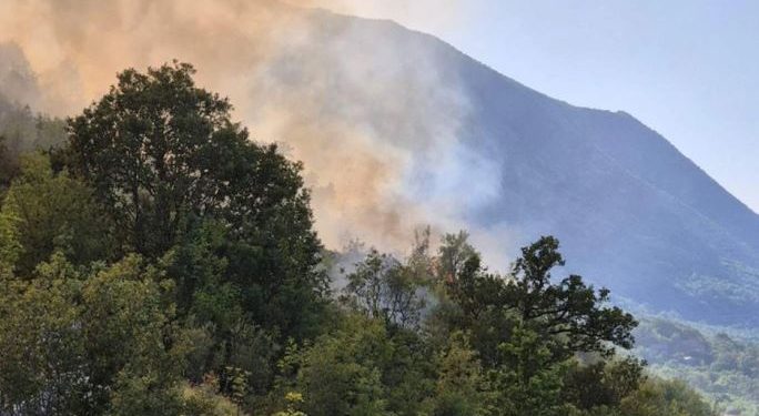 Požar u Popovom Polju kod Trebinja i dalje aktivan, ali pod kontrolom