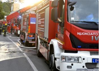 Veliki požar izbio u tržnom centru “Enjub” na Novom Beogradu, u toku lokalizacija