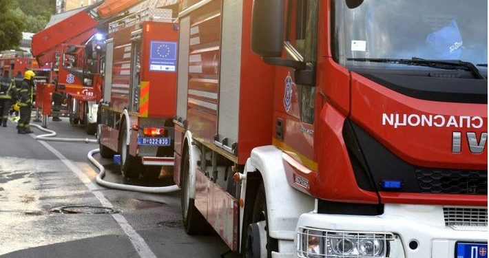 Veliki požar izbio u tržnom centru “Enjub” na Novom Beogradu, u toku lokalizacija