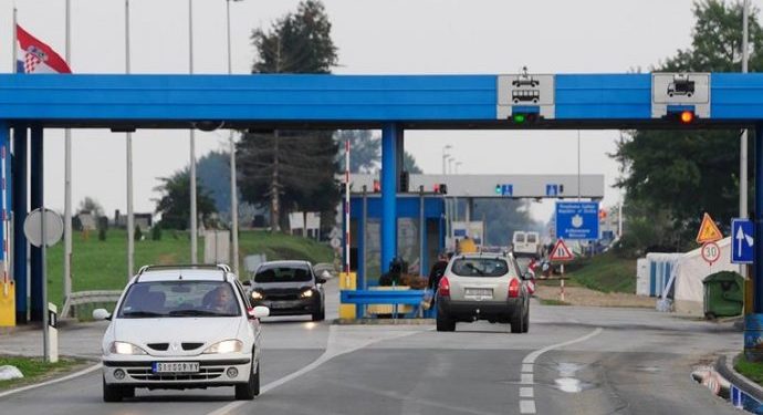 Na graničnim prelazima Izačić i Velika Kladuša pojačan promet vozila na izlazu iz BiH