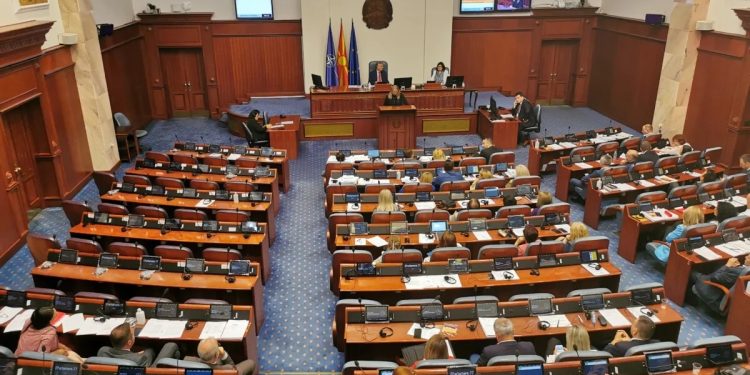 Sobranje S. Makedonije produžilo krizno stanje za naftu i naftne derivate