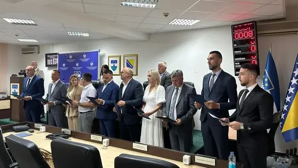 Smijenjena Vlada USK na čelu s Mustafom Ružnićem: Novi premijer Ibrahim Dizdarić iz POMAK-a