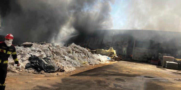 Ugašen požar u Grudama, krenula sanacija požarišta