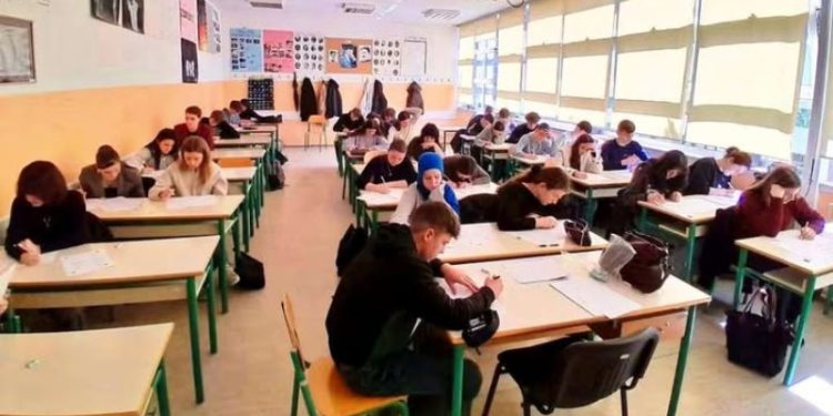 Sindikat srednjeg i visokog obrazovanja, nauke i kulture USK najavio štrajk upozorenja i mirne proteste u Bihaću