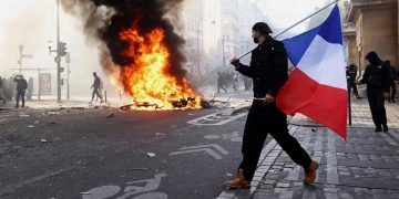 Francuska strahuje od novog haosa: Na ulice izlazi 70.000 policajaca, protesti zakazani u stotinama gradova