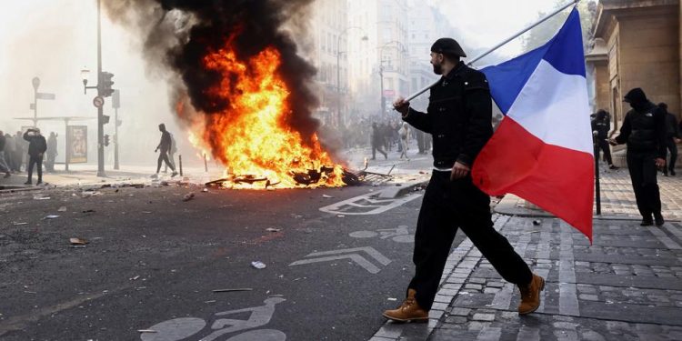 Francuska strahuje od novog haosa: Na ulice izlazi 70.000 policajaca, protesti zakazani u stotinama gradova