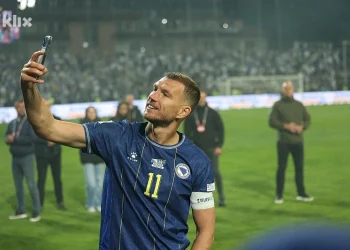 Edin Džeko sinoć je posljednji put zaigrao za nogometnu reprezentaciju Bosne i Hercegovine te se oprostio od nacionalne momčadi u utakmici protiv Švedske