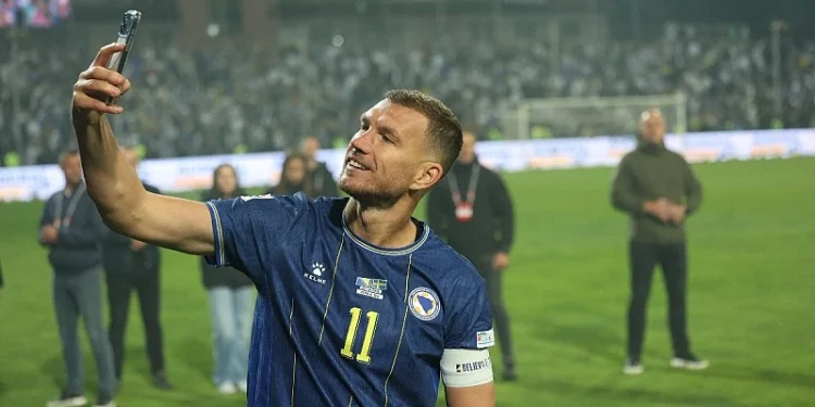 Edin Džeko sinoć je posljednji put zaigrao za nogometnu reprezentaciju Bosne i Hercegovine te se oprostio od nacionalne momčadi u utakmici protiv Švedske