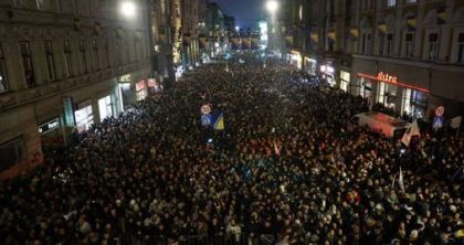 Desetine hiljada ljudi dočekalo reprezentativce BiH ispred Vječne vatre u Sarajevu