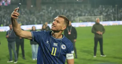 Edin Džeko  sinoć je posljednji put zaigrao za nogometnu  reprezentaciju Bosne i Hercegovine te se oprostio od nacionalne momčadi u utakmici protiv Švedske