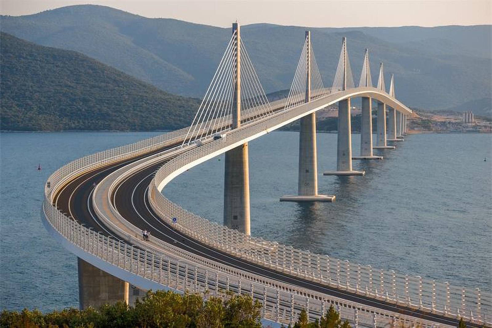 Pukotine na Pelješkom mostu zabrinjavaju vozače, ali operater poručuje ...